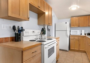 Downtown Abode w/Hot Tub – Walk to CSU & Old Town