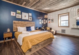 Downtown Gem: King Bed~Fireplace~Sofa