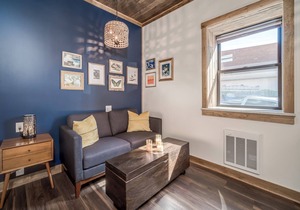 Downtown Gem: King Bed~Fireplace~Sofa