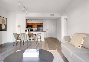 Dreamy Logan Circle 2BR w/Gym, W/D & Pool, walk to bars by Blueground