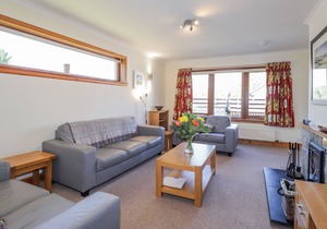 DRUMMOND COTTAGE, pet friendly, with open fire in Grantown-On-Spey