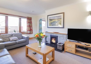 DRUMMOND COTTAGE, pet friendly, with open fire in Grantown-On-Spey