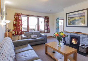 DRUMMOND COTTAGE, pet friendly, with open fire in Grantown-On-Spey