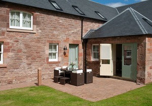 DRYBURGH STEADING THREE - by the River Tweed at Dryburgh, sleeping 6