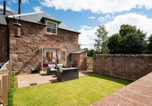 DRYBURGH STEADING THREE - by the River Tweed at Dryburgh, sleeping 6