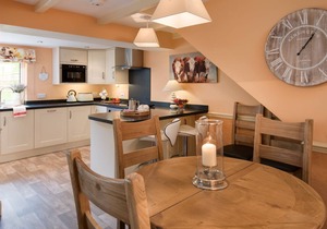 DRYBURGH STIRLING TWO, sleeps 4 in 2 bedrooms near St Boswells