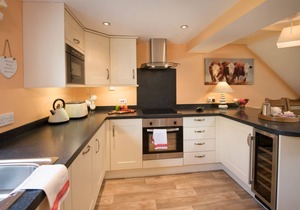 DRYBURGH STIRLING TWO, sleeps 4 in 2 bedrooms near St Boswells