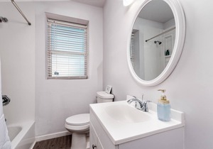 Elegant Cozysuites 2BR Condo w/parking! 03