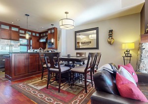 Elegant Home, Hot Tub & Garage. Serene Location near Biking & Walking Trails