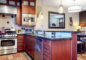 Elegant Home, Hot Tub & Garage. Serene Location near Biking & Walking Trails