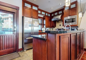 Elegant Home, Hot Tub & Garage. Serene Location near Biking & Walking Trails