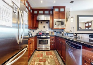 Elegant Home, Hot Tub & Garage. Serene Location near Biking & Walking Trails