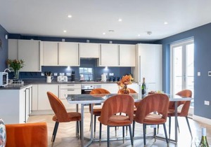 Elliot Oliver - Luxury Three Bedroom Town Centre Apartment With Parking
