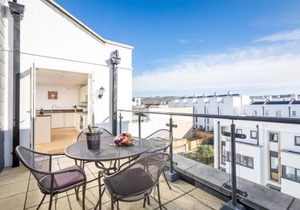 Elliot Oliver - Luxury Three Bedroom Town Centre Apartment With Parking