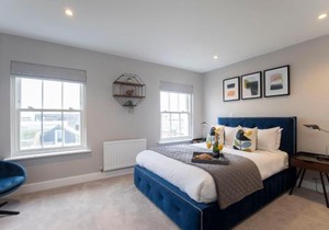 Elliot Oliver - Luxury Three Bedroom Town Centre Apartment With Parking