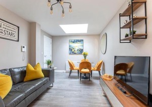 Elliot Oliver - Modern 2 Bedroom Town Centre Apartment