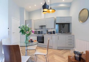 Elliot Oliver - Stylish 2 Bedroom Town Centre Apartment