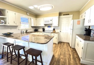 ENJOY BAY VIEWS! Bayfront home, shady front porch 2 boat docking areas, gameroom to watch TV, A short bike ride or walk to Avalon's fine business district for ice cream, dining, mini golf, shopping and more.