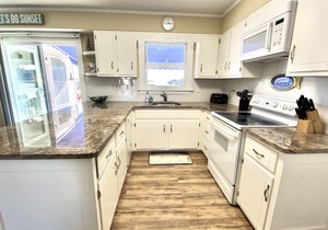 ENJOY BAY VIEWS! Bayfront home, shady front porch 2 boat docking areas, gameroom to watch TV, A short bike ride or walk to Avalon's fine business district for ice cream, dining, mini golf, shopping and more.