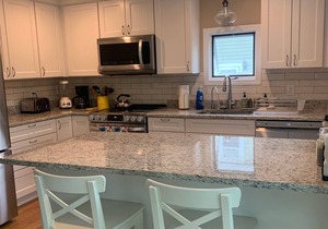 Enjoy our cozy, newly furnished, cottage near newport's beaches and restaurants!