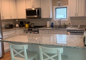 Enjoy our cozy, newly furnished, cottage near newport's beaches and restaurants!