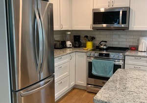 Enjoy our cozy, newly furnished, cottage near newport's beaches and restaurants!