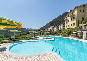 Enjoy your vacation and the view of Lake Garada in this tasteful family farmhouse.