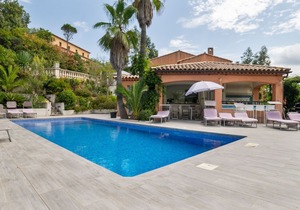 Enticing Holiday Home in Les Adrets de l'Esterel with Pool