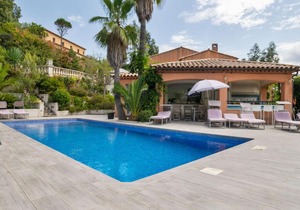 Enticing Holiday Home in Les Adrets de l'Esterel with Pool