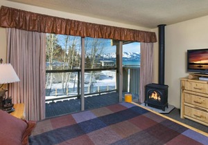 Escape to Lake Tahoe's Natural Paradise! Balcony + Gas Fireplace | Pool & Beach