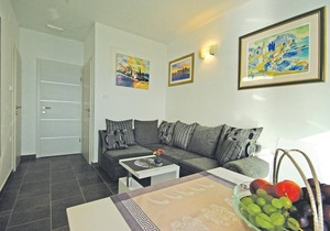 Excellent location directly on the sea and on a pebble beach makes this beautifully furnished apartm