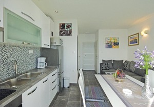 Excellent location directly on the sea and on a pebble beach makes this beautifully furnished apartm