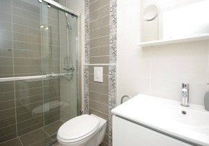 Excellent location directly on the sea and on a pebble beach makes this beautifully furnished apartm