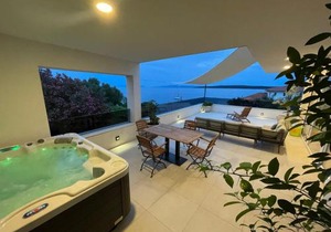 Exclusive 2 Bedroom Seafront Suite with jacuzzi