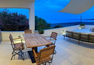 Exclusive 2 Bedroom Seafront Suite with jacuzzi