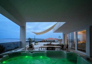 Exclusive 2 Bedroom Seafront Suite with jacuzzi