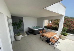 Exclusive 2 Bedroom Seafront Suite with jacuzzi