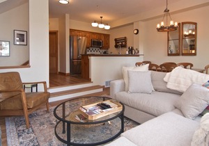 Executive Peaceful mountain retreat! SKI IN/SKI OUT. Mountain Views! Double garage 2 level home