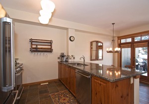 Executive Peaceful mountain retreat! SKI IN/SKI OUT. Mountain Views! Double garage 2 level home
