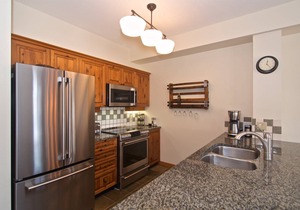 Executive Peaceful mountain retreat! SKI IN/SKI OUT. Mountain Views! Double garage 2 level home