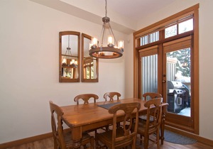 Executive Peaceful mountain retreat! SKI IN/SKI OUT. Mountain Views! Double garage 2 level home
