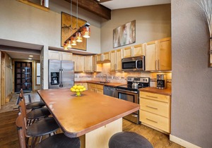 Experience 4 O'Clock Lodge A16 condo in Breckenridge with mountain views and hot tub access!