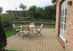 "Experience a relaxing vacation at Jettes Hus - your retreat in Midlum!"