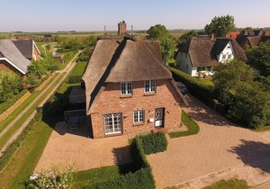 "Experience a relaxing vacation at Jettes Hus - your retreat in Midlum!"