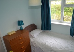Family and pet friendly bungalow with garden in pretty Cornish fishing village