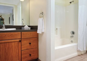 Family-Friendly Condo w/Private Balcony, Fireplace, Full Kitchen & Resort Pool