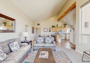 Family-Friendly Home with Shared Seasonal Hot Tub and Pool and Mountain Views