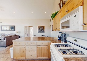 Family-Friendly Home with Shared Seasonal Hot Tub and Pool and Mountain Views