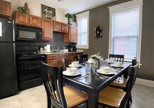 Family-friendly suite with King+Queen beds-Steps to Metrolink Off-Street Parking