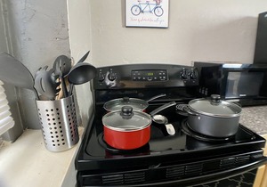 Family-friendly suite with King+Queen beds-Steps to Metrolink Off-Street Parking